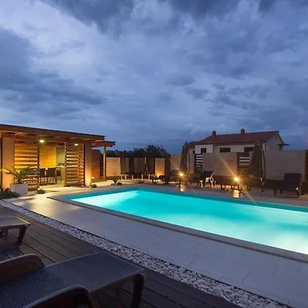 Mit Privatpool Fuer 12 Personen Ca 300 Qm In Sisan, Istrien Suedkueste Von Istrien Holiday home